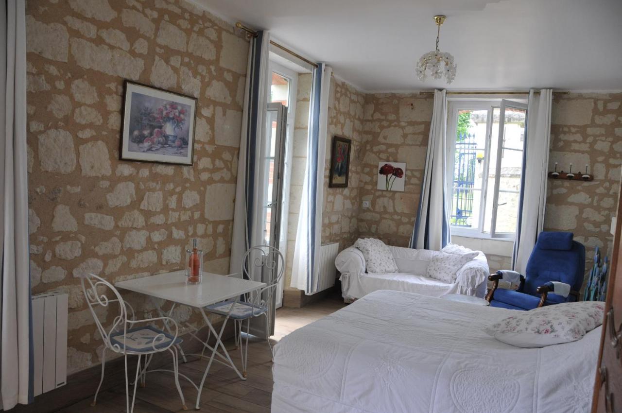 Petite Maison Des Roses - Gite 2 Personnes Brain-sur-Allonnes Bagian luar foto